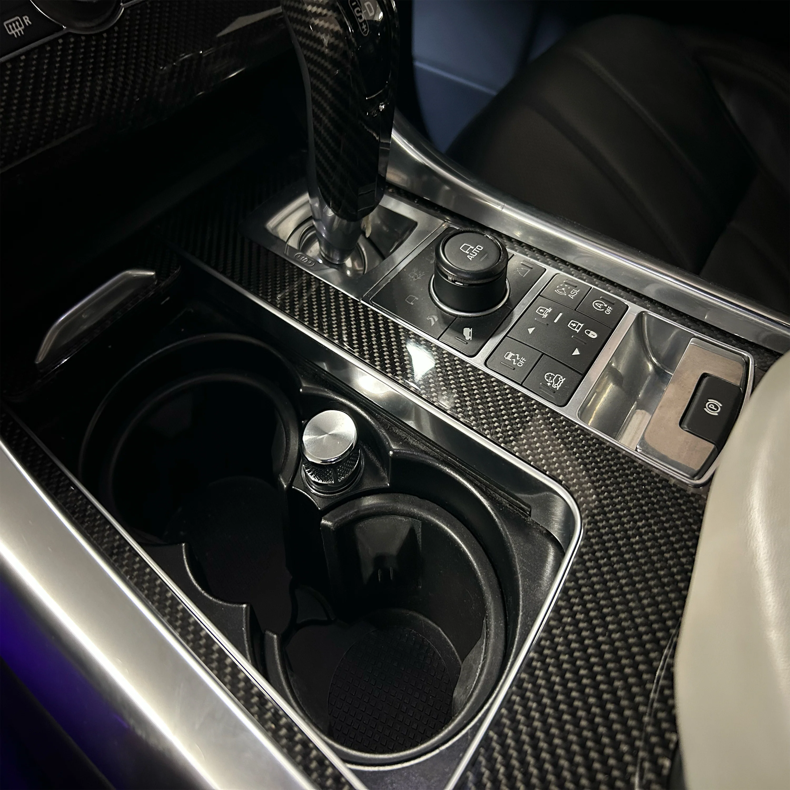 Autobiography Style Chrome Power Outlet Blanking Plug for Land Rover Discovery 5 - Image 5