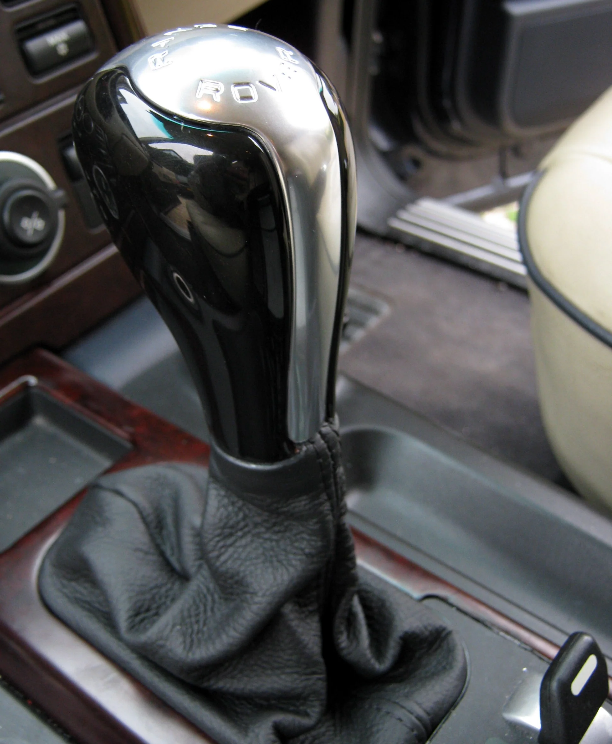 Gear Knob for Range Rover L322 with Chrome Insert - Lined Oak - Image 5