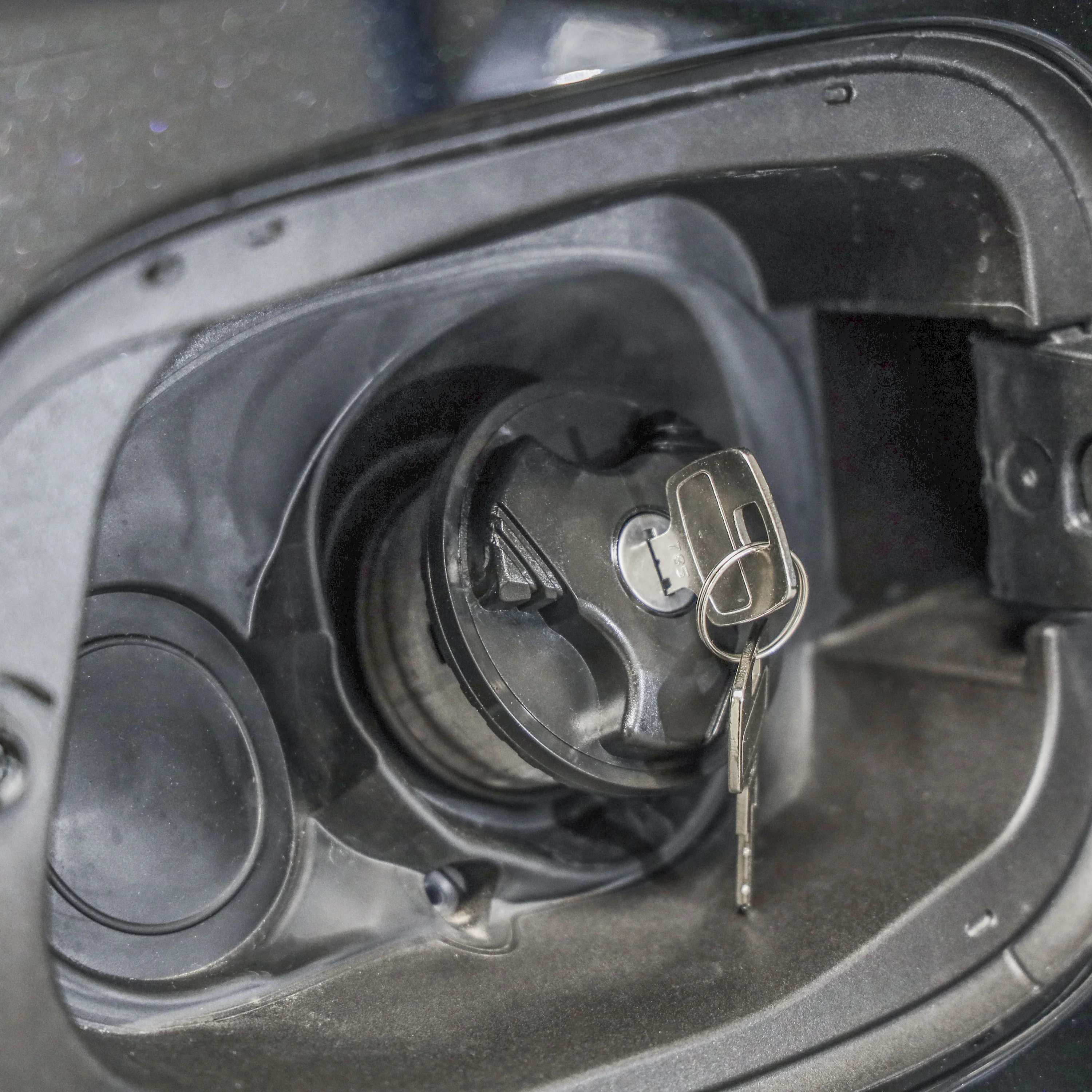 Diesel Locking Fuel Cap for Range Rover Evoque 2 - Image 2