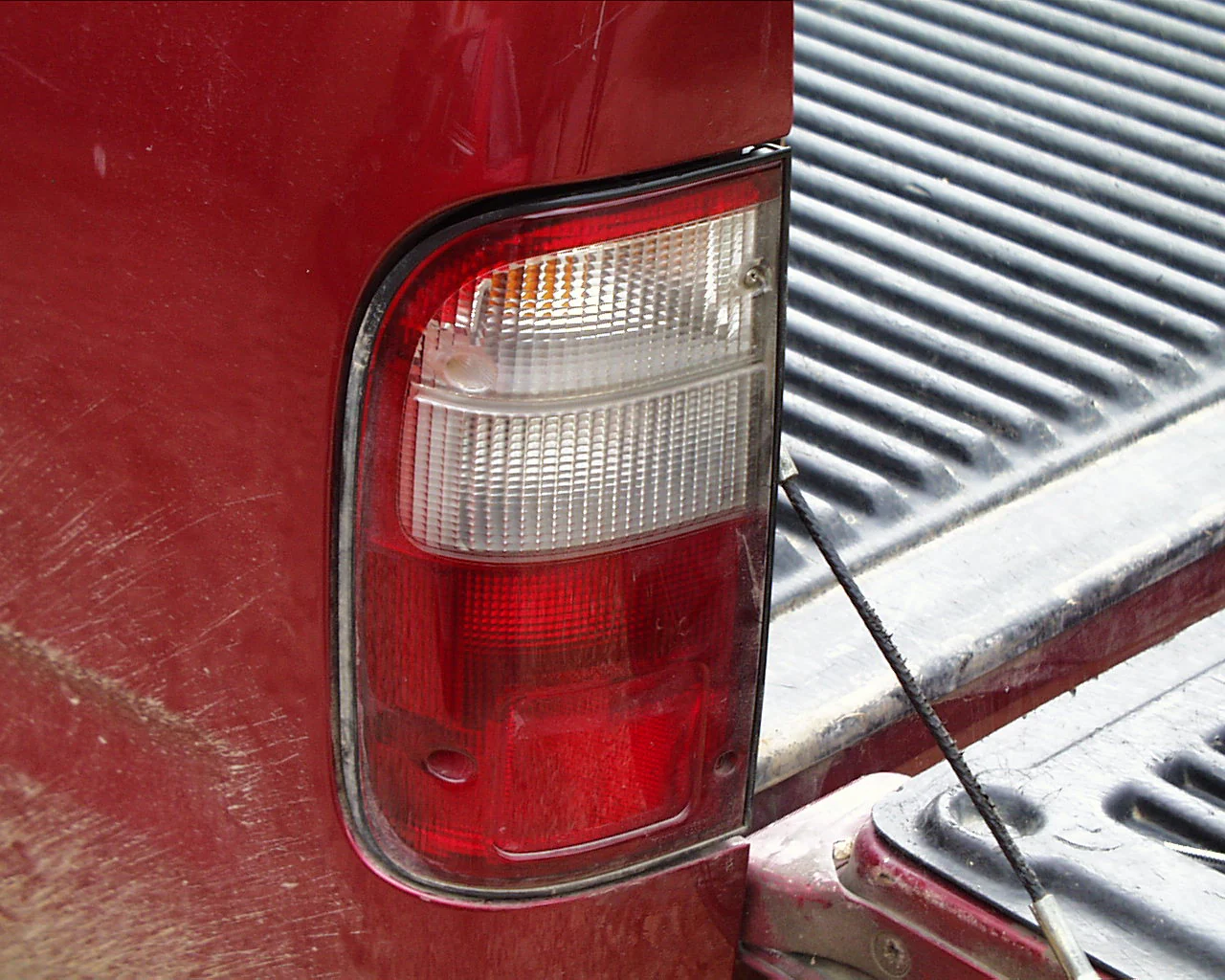 Rear Light Assembly - LH - for Toyota Hilux Mk4/5 - Image 3