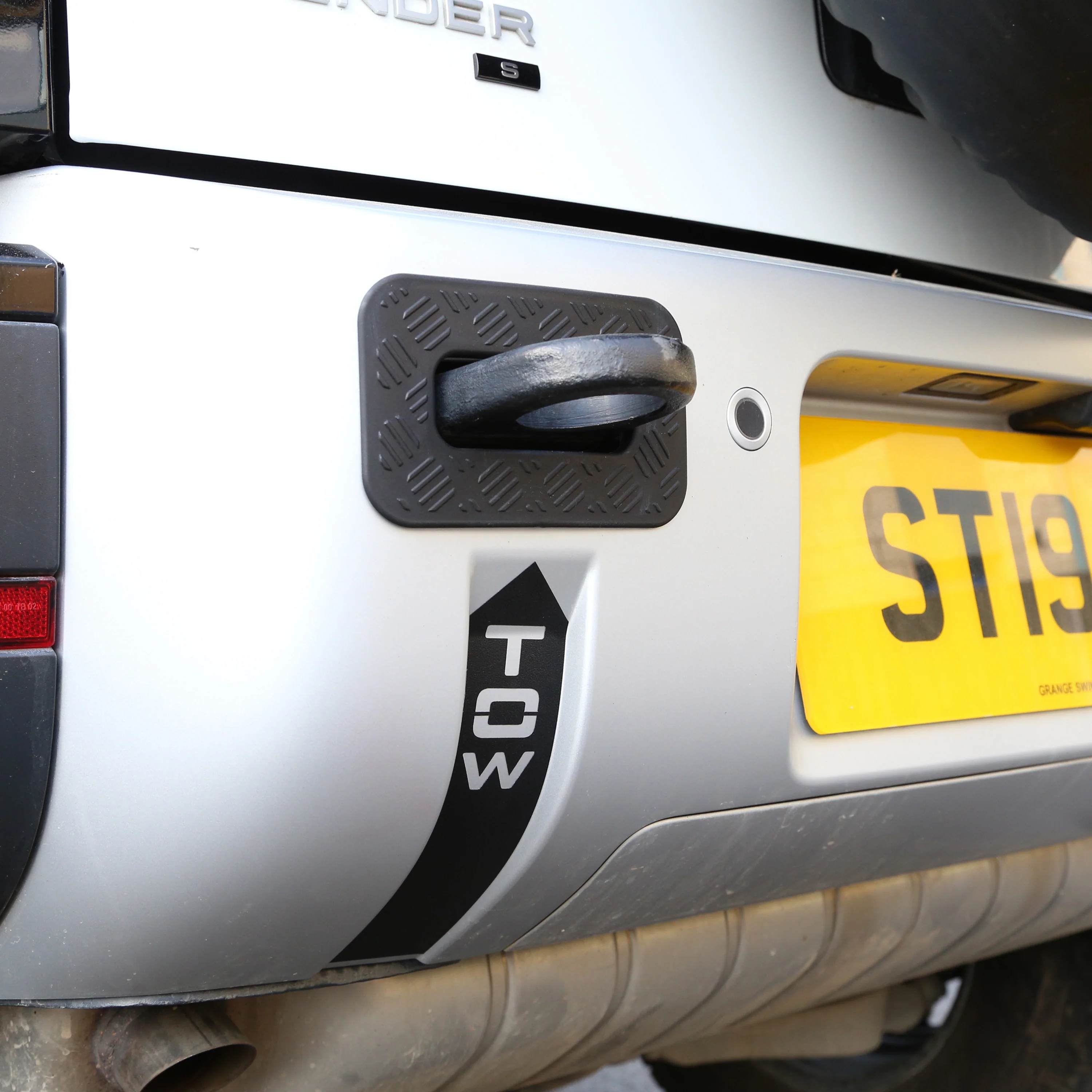 TOW Arrow Decals - Matt Black for Land Rover Defender L663 - Image 2