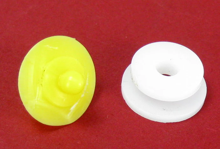 Yellow & White plastic wheel arch door moulding clips for Range Rover Sport L320 - 10 pack - Image 4